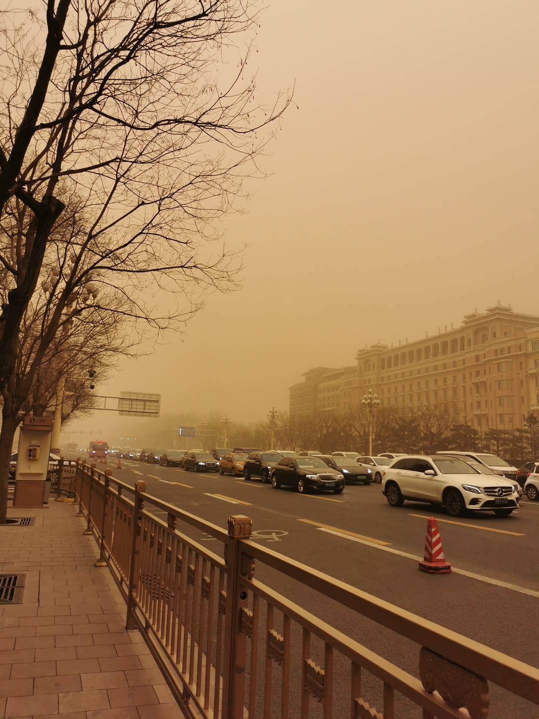 沙尘天气(沙尘天气能见度在100米至200米之间时应该怎么做)