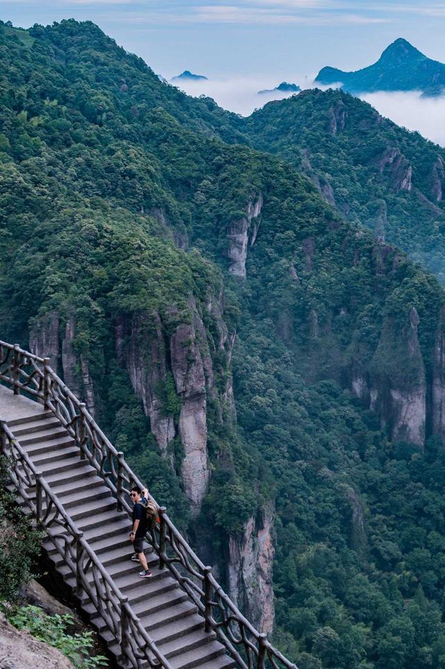 关于台风登陆雁荡山瀑布被吹倒流的信息